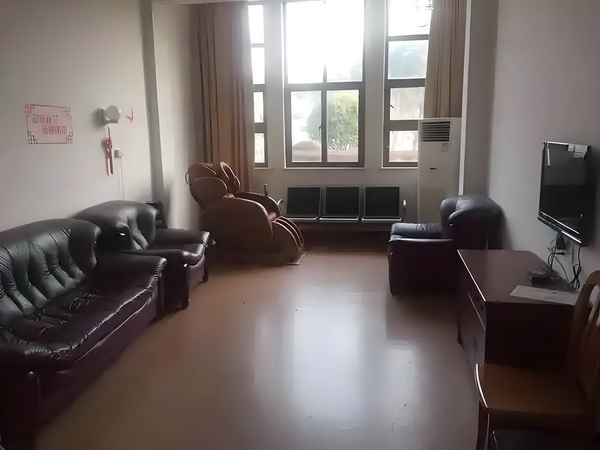 刚毕业的大学生申请深圳户口需要什么条件_演员郝平：出道35年不温不火？ 一辆野猪快车撞上城际