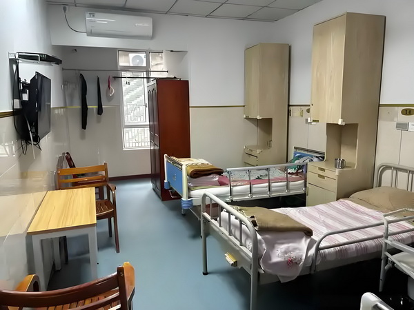 深圳市高级人才_变态男躲女神床下，尺度生猛的日本电影！ 合作在民之中间交流与